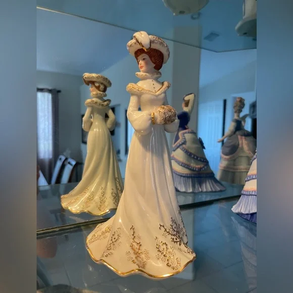 ‘Shopping on 5th Avenue’ Victorian Ladies of Fashion Figurine - Picture 2 of 3